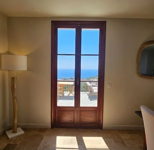 Prestige Avec Piscine - Dans Les Hauteurs De *